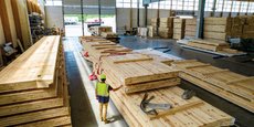 Sur l'ossature en bois, sept entreprises de la région Pays de la Loire, comme ici Piveteau, en Vendée,  sont capables de produire 250.000 m2 de murs par an.