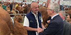 Le ministre de l'Economie, Bruno Les Maire, a déambulé dans les allées du Sommet de l'élevage pour répondre aux inquiétudes des éleveurs. Il leur a notamment annoncé une mesure de défiscalisation.