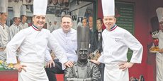 De gauche à droite, Olivier Couvin, chef de cuisine, Benoît Charvet, chef pâtissier, et Gilles Reinhardt, chef exécutif de l’Auberge du Pont de Collonges.