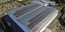 Les panneaux solaires ultra-légers de CréaWatt s'adaptent particulièrement aux grandes surfaces de toitures. Exemple ici avec le gymnase sportif de Durtal dans le Maine et Loire.
