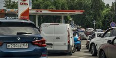 Face à la flambée des prix à la pompe, le gouvernement russe a poussé les autorités à interdire temporairement l'exportation de produits pétroliers à l'étranger dans l'espoir de faire baisser les prix notamment.