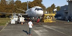 Opération de nettoyage d'un avion au moyen d'un drone sur le site aéroportuaire de Bordeaux-Mérignac.