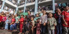 Des enfants palestiniens déplacés par les frappes israéliennes participent à des activités organisées par des travailleurs humanitaires dans une école gérée par les Nations Unies afin de réduire leur détresse psychologique.