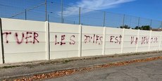 Tag antisémite sur l’enceinte du stade Jean-Claude-Mazet à Carcassonne (Aude) dimanche 8 octobre, au lendemain de l’attaque terroriste du Hamas.