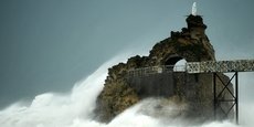 Des vagues s’écrasant sur le «rocher de la Vierge», à Biarritz (Pyrénées-Atlantiques) vendredi.