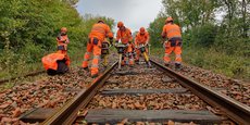Le 23 octobre, une équipe de SNCF Réseau réalise une énième opération de maintenance sur la ligne Niort-Saintes. Ce tronçon de 70 km est au bord de la rupture avant son renouvellement prévu en 2024.