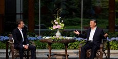 Le président chinois Xi Jinping avec le président Emmanuel Macron, le 7 avril 2023, à Canton.