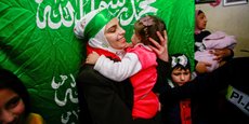 Près de Naplouse (Cisjordanie), Aseel Atiti, l’une des prisonnières palestiniennes libérées par les forces israéliennes, retrouve sa petite sœur dans le camp de réfugiés de Balata.