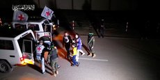 Photo d'archives des otages enlevés par des hommes armés du Hamas lors de l'attaque du 7 octobre contre Israël qui sont remis par des militants du Hamas aux membres du Comité international de la Croix-Rouge