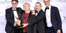 Photo d'archives des producteurs de la série télévisée Dix pour cent après avoir remporté un Emmy Award en 2021 à New York, aux États-Unis