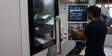 Un opérateur de Suntec Industries France manipule la machine Nakamura NTJ100 : Tour bi-broches & 10 axes pour l’usinage de moyeu et corps aluminium.