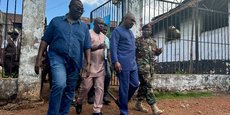 Le vice-président de Sierra Leone, Mohamed Juldeh Jalloh, visite la prison centrale de Pademba Road à Freetown après que des hommes armés l'ont attaquée