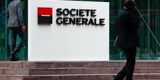 Le logo de la banque française Société Générale devant ses locaux dans le quartier financier de La Défense