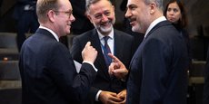 Le ministre turc des Affaires étrangères, Hakan Fidan, et le ministre suédois des Affaires étrangères, Tobias Billstrom, au siège de l'Otan à Bruxelles