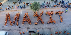 Une chaîne humaine pour célébrer le lancement de Max It au Sénégal.