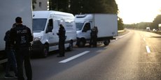 Photo de la police allemande qui patrouille le long de la frontière germano-polonaise pour empêcher l'immigration clandestine, près de Bademeusel