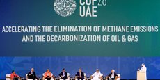Abdulla Malek, chef de la stratégie de transition énergétique du bureau de l'envoyé spécial des Émirats arabes unis pour le changement climatique, s'adresse aux panélistes lors de la cérémonie d'ouverture de la Journée de l'énergie pendant la COP28 à Dubaï