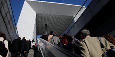 Des personnes marchent sur l'esplanade de La Défense, à l'ouest de Paris