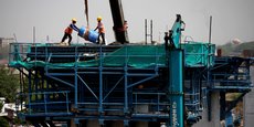 Des ouvriers travaillent sur le chantier de construction d'un corridor ferroviaire à grande vitesse à Ahmedabad, en Inde