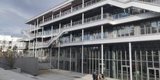 Si sa conception a été difficile entre 2018 et 2020, le nouveau bâtiment de l'EM Lyon est sorti de terre en 28 mois dans le quartier Gerland. Il accueillera ses premières promotions à la rentrée 2024.