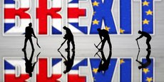 Illustration de figurines devant le mot Brexit