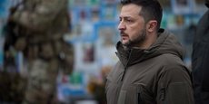 Le président ukrainien Volodymyr Zelenskiy visite un site commémoratif des soldats ukrainiens, à Kyiv