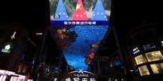 Les drapeaux de l'UE et de la Chine sur un écran à Pékin