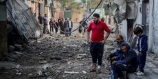 Des habitants de Khan Younès, à Gaza, après des frappes israéliennes