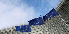 Des drapeaux de l'UE devant la Commission Européenne à Bruxelles