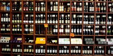 Des bouteilles de vin dans un magasin à Nice (photo d'illustration).