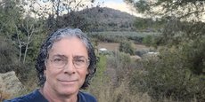 Le Franco-Israélien Marco Sarrabia, originaire de Montpellier, vit dans le kibboutz Tsuba, près de Jérusalem, et travaille dans une usine au sein du kibboutz, qui produit et exporte dans le monde entier des vitres de sécurité pour des trains, voitures, poids lourds, blindés, etc.