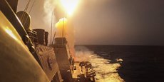 Tir de missile depuis le destroyer américain « USS Carney », en mer Rouge, pour contrer les attaques houthistes du 19 octobre.