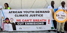 Des activistes manifestent à Dubaï (Emirats arabes unis) le 5 décembre lors de la tenue de la COP28. Sur la banderole, on peut lire : « La jeunesse africaine exige la justice climatique ».