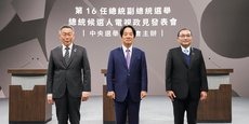 Les trois candidats en lice pour l'élection présidentielle lors d'un débat télévisé le 20 décembre 2023. De gauche à droite, Ko Wen-je du Parti du Peuple de Taïwan, William Laï Ching Te, l'actuel vice-président, du Parti démocratique du Peuple (PDP), et Hou You Yi, maire du grand Taïpei, du Kuo Min Tang (KMT), le parti traditionnel et nationaliste créé par Chiang Kaï chek.