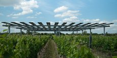 A Villenave-d'Ornon, le démonstrateur Vitisolar évalue l'impact des panneaux solaires sur la culture de la vigne.