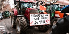 A Toulouse, le 16 janvier, des centaines de tracteurs et camions agricoles ont convergé vers le centre-ville, gênant la circulation et déversant devant certaines institutions de la paille et du crottin.