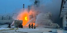 Un important incendie s'est déclaré dans ce terminal du port d'Oust-Louga, près de Saint-Pétersbourg, géré par l'entreprise Novatek.