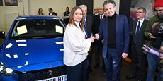 Christophe Béchu, ministre de la Transition écologique, remettait ce matin les clés de la première voiture bénéficiant du leasing social, lancé par l'Etat en décembre dernier.