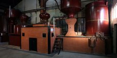 Trois nouveaux spiritueux passent au travers des alambics de la distillerie de Cormeilles (Eure).