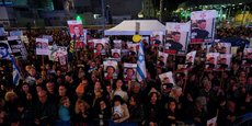 Manifestants sur la désormais célèbre Place des Otages, au pied de la Kirya, le siège de l'armée israélienne et du cabinet de guerre, à Tel-Aviv, le 13 janvier dernier.