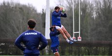 Antoine Dupont s’essaye à la touche avec l’équipe de France de rugby à 7, au centre national à Marcoussis, début janvier.