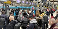 Des voyageurs en attente d’un train, vendredi, gare de Lyon à Paris.