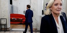 Marine Le Pen s'éloigne après avoir été escortée par le président français Emmanuel Macron après des entretiens à l'Elysée