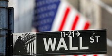 Un panneau de rue indiquant Wall Street à New York