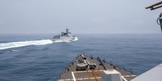 Un navire de guerre chinois naviguant près d'un destroyer américain dans le detroit de Taïwan (photo d'illustration).