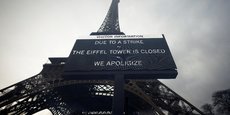 Un panneau signalant la fermeture de la Tour Eiffel pour grève