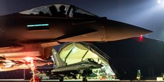 Un avion Typhoon de la Royal Air Force britannique se prépare à mener des frappes contre des cibles Houthis