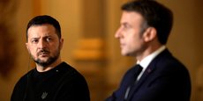 Le président français Emmanuel Macron et son homologue ukrainien Volodymyr Zelenskiy assistent à une conférence de presse à l'Elysée