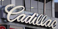 Des panneaux de signalisation pour Cadillac, une marque automobile appartenant à General Motors
