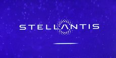 Le logo de Stellantis à Atessa, en Italie